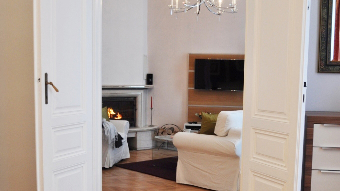 Wohnzimmer mit Kamin in stilvoller Wiener Altbau-Ferienwohnung nahe Schönbrunn