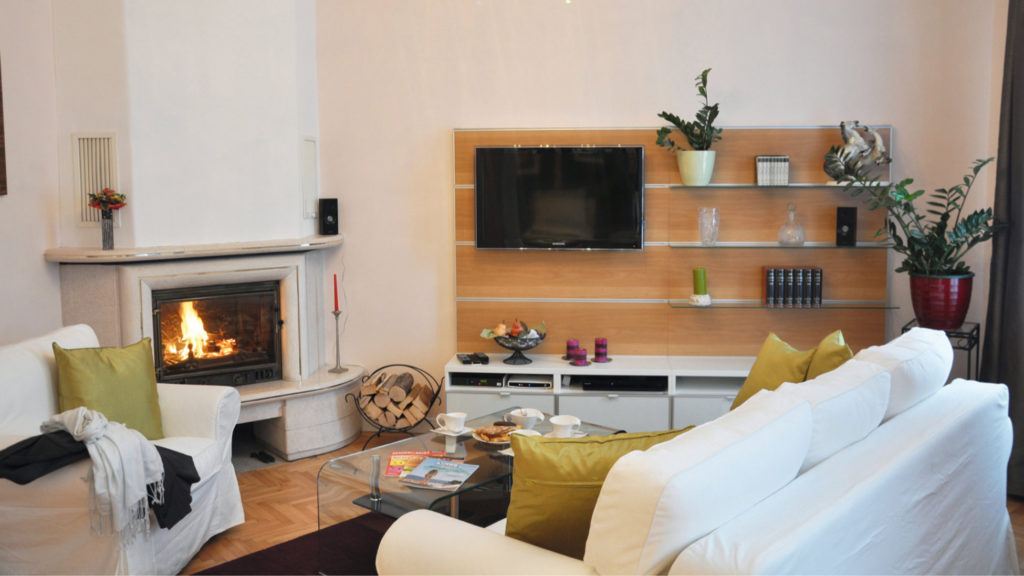 Wohnzimmer mit Kamin in stilvoller Wiener Altbau-Ferienwohnung nahe Schönbrunn