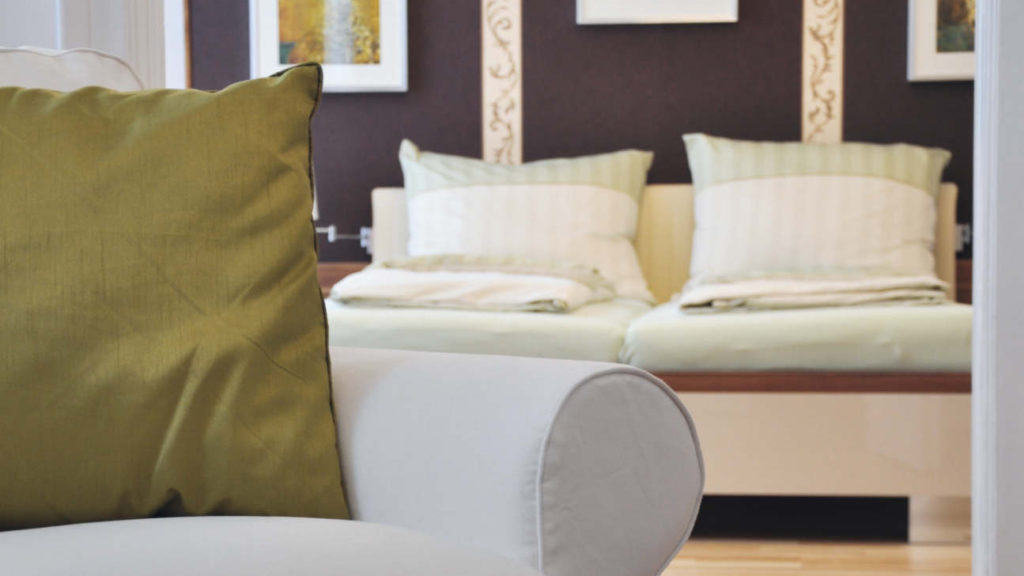 Wohnzimmer mit Kamin in stilvoller Wiener Altbau-Ferienwohnung nahe Schönbrunn