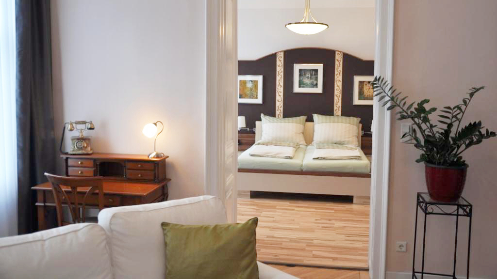 Wohnzimmer mit Kamin in stilvoller Wiener Altbau-Ferienwohnung nahe Schönbrunn