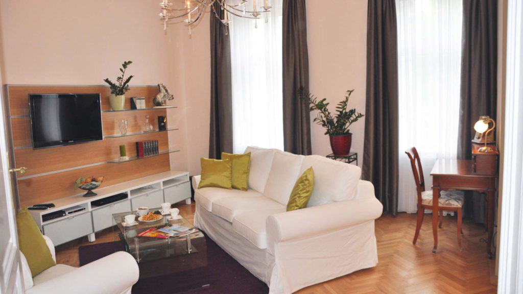 Wohnzimmer mit Kamin in stilvoller Wiener Altbau-Ferienwohnung nahe Schönbrunn