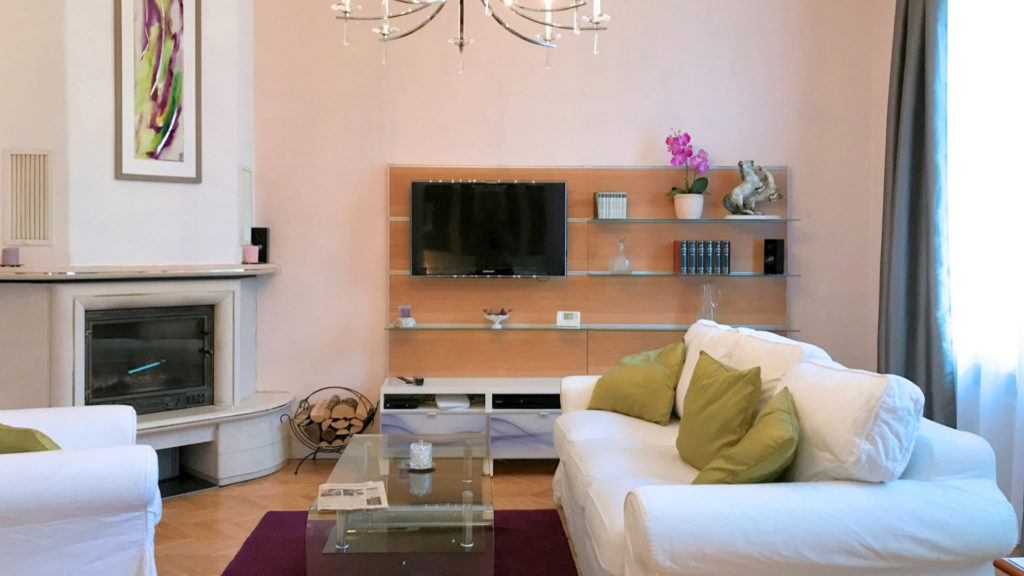 Wohnzimmer mit Kamin in stilvoller Wiener Altbau-Ferienwohnung nahe Schönbrunn