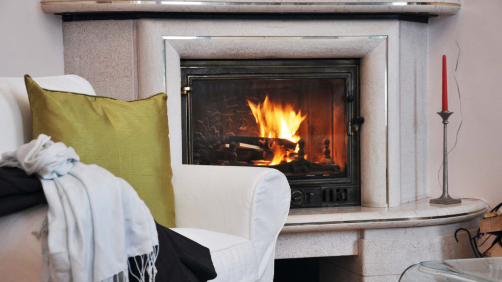 Wohnzimmer mit Kamin in stilvoller Wiener Altbau-Ferienwohnung nahe Schönbrunn