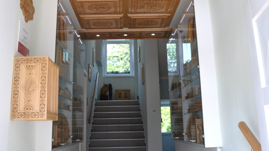 Eingangsbereich mit geschnitzten Holzdecken unseren traditionellen Wiener Hauses in Familienbesitz