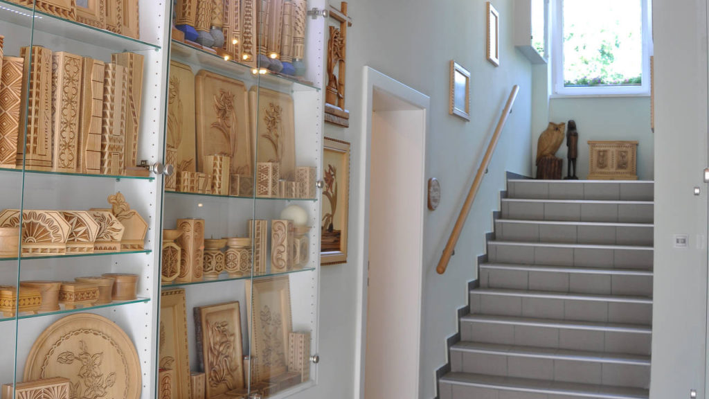 Eingangsbereich mit geschnitzten Holzdecken unseren traditionellen Wiener Hauses in Familienbesitz