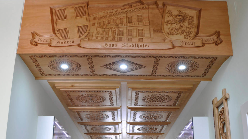 Eingangsbereich mit geschnitzten Holzdecken unseren traditionellen Wiener Hauses in Familienbesitz