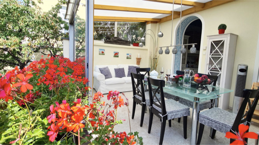 Wintergarten mit Blick ins Grüne in ruhiger Ferienwohnung in Wien