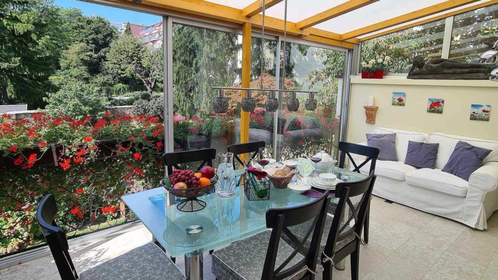 Wintergarten mit Blick ins Grüne in ruhiger Ferienwohnung in Wien