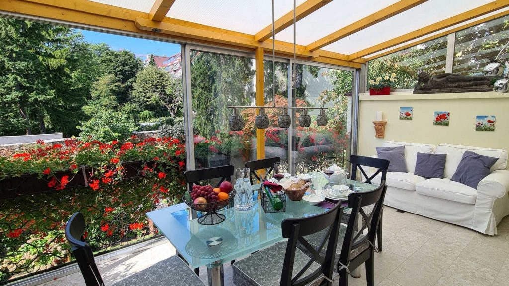 Wintergarten mit Blick ins Grüne in ruhiger Ferienwohnung in Wien